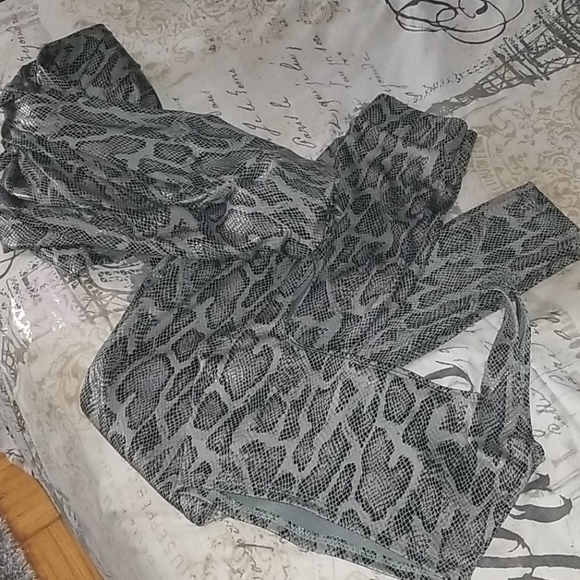 Fashion nova 3 piece snakeskin set - Picture 4 of 4